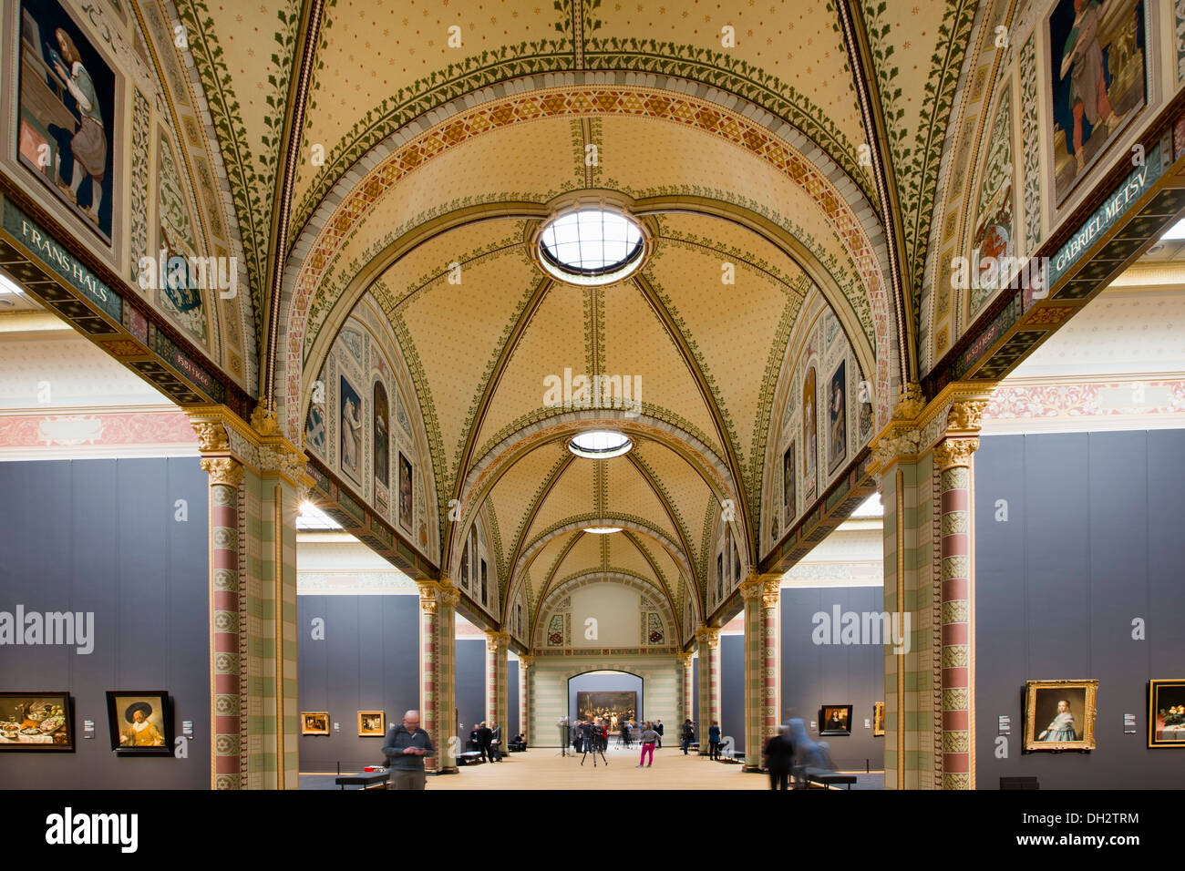 Niederlande, Amsterdam, Rijksmuseum, der Galerie der Ehre. Hintergrund Gemälde Die Nachtwache. Rembrandt van Rijn. Besucher. aus dem 17. Jahrhundert. Stockfoto