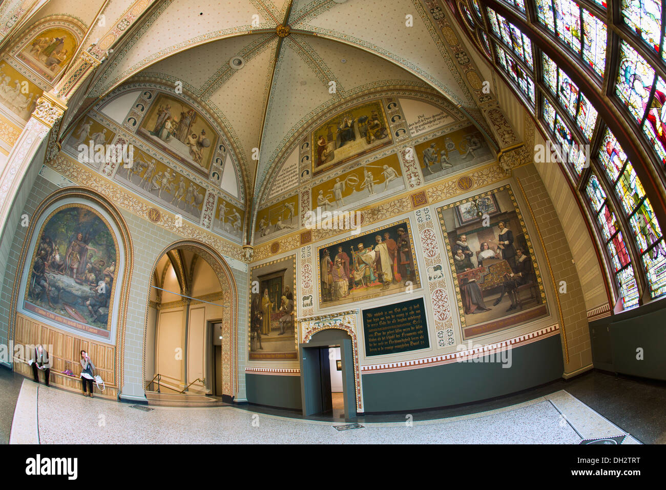 Niederlande, Amsterdam, Rijksmuseum und National Museum. Die Front Hall. Besucher. 17. Jahrhundert. Stockfoto