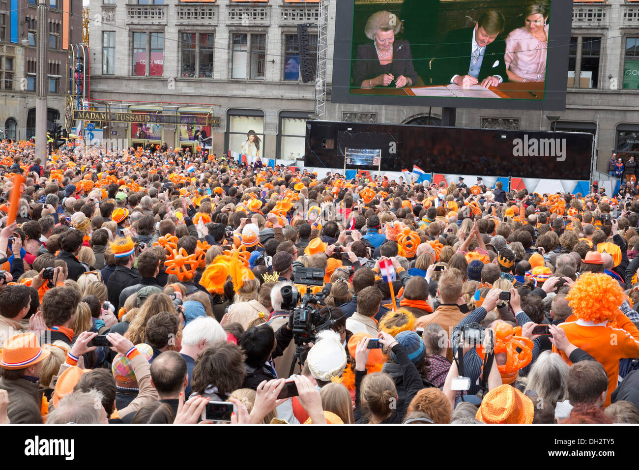 Niederlande, 30. April 2013, Abdankung von Königin Beatrix, Einsetzung von König Willem-Alexander. Menschen am Dam-Platz feiern. Stockfoto