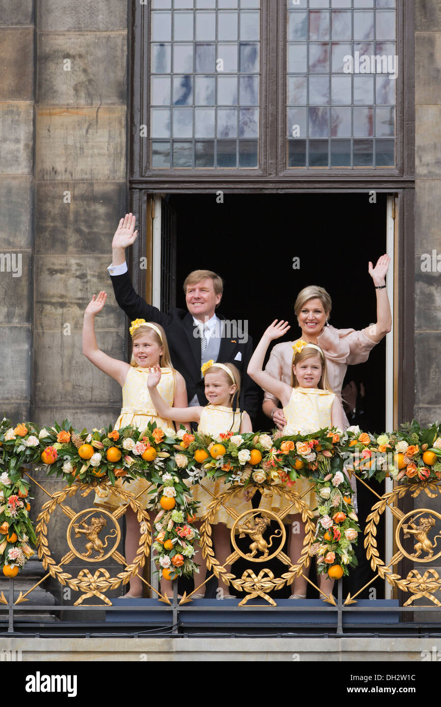 Niederlande, Corronation, Nachfolge. König Willem-Alexander, Königin Maxima, Prinzessinnen auf Balkon des königlichen Palastes Stockfoto