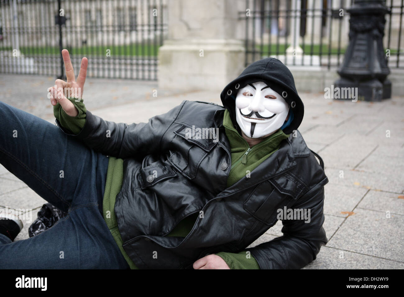Belfast, UK 31. Oktober 2013 Mann liegend auf dem Bürgersteig außerhalb