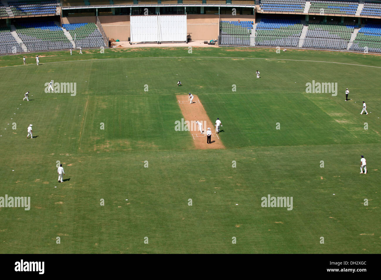 Cricket-Spiel Praxis im leeren Wankhede Stadion in Bombay Mumbai Maharashtra Indien Asien Stockfoto