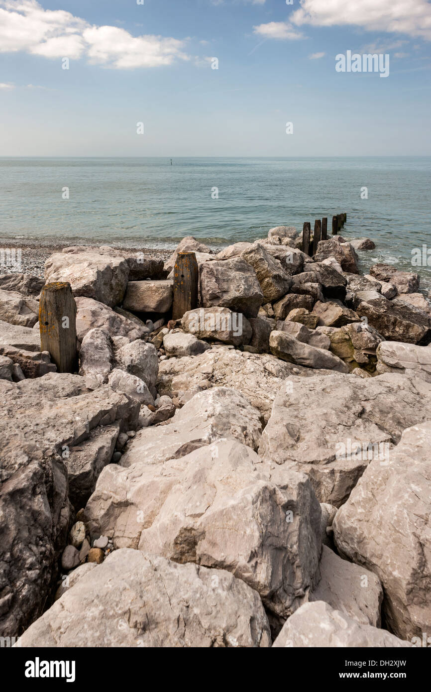 Stein-Buhne an der walisischen Küste. Stockfoto