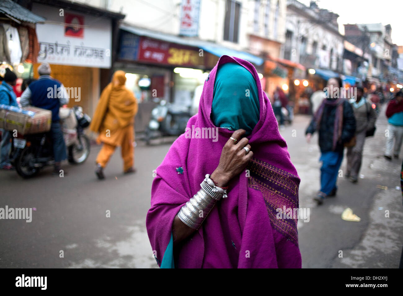 Indische Frau in Schleier zu Fuß auf den Straßen von Haridwar Uttarakhand Indien Asien Stockfoto