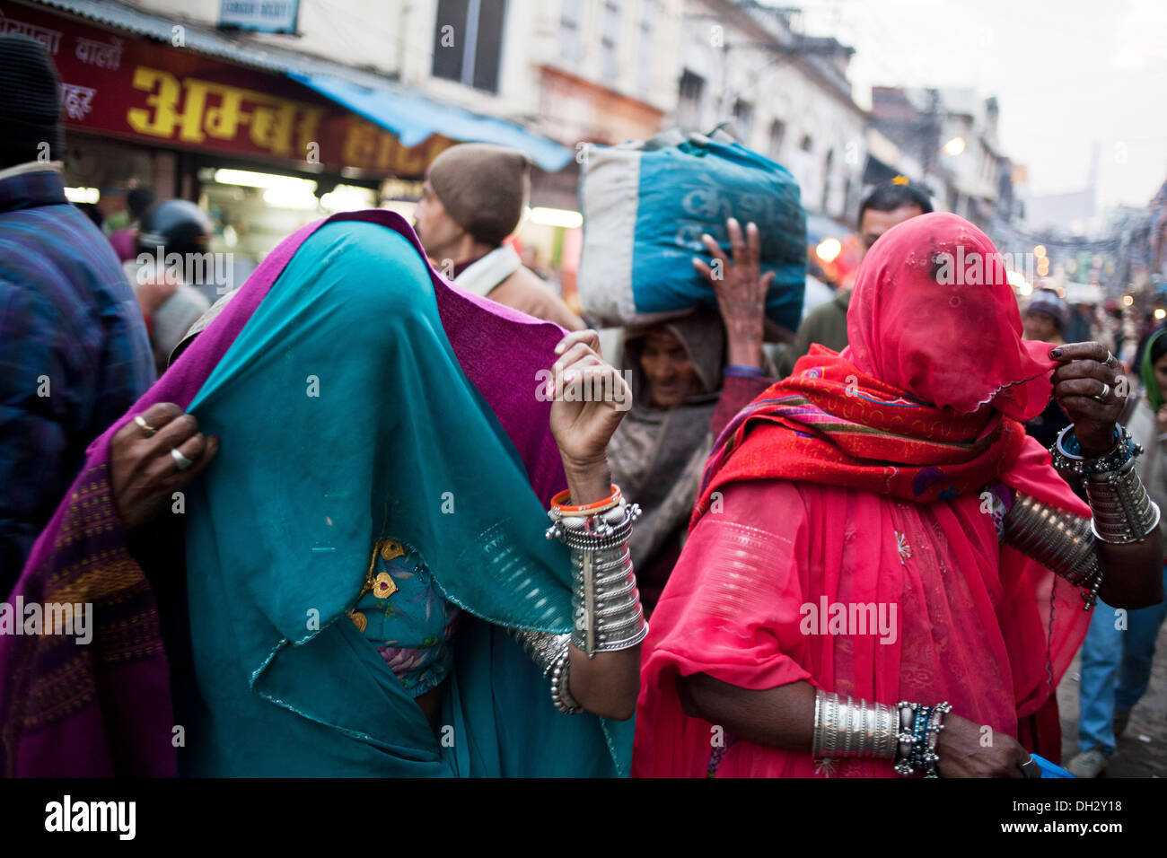 Indische Frauen in Schleier zu Fuß auf den Straßen von Haridwar Uttarakhand Indien Asien Stockfoto