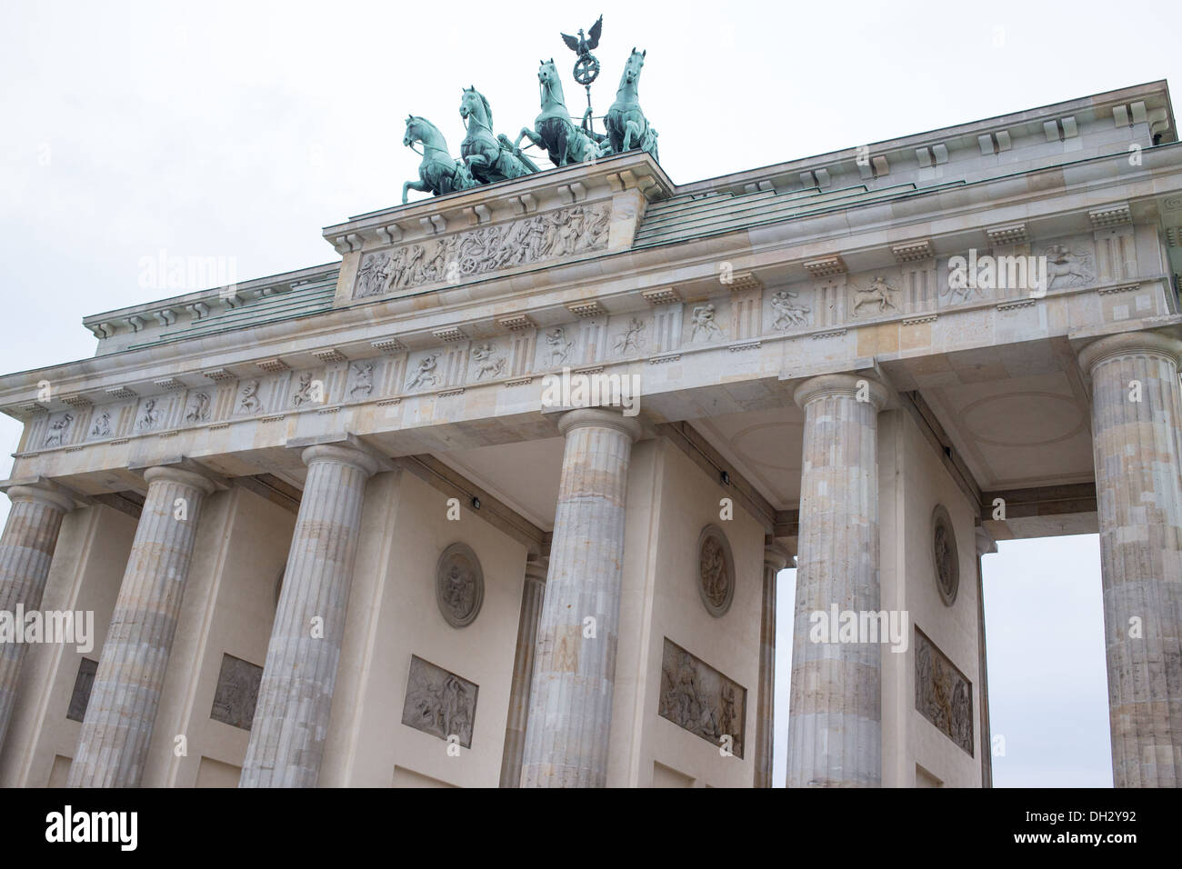Das Brandenburger Tor in Berlin, während des Tages. Stockfoto
