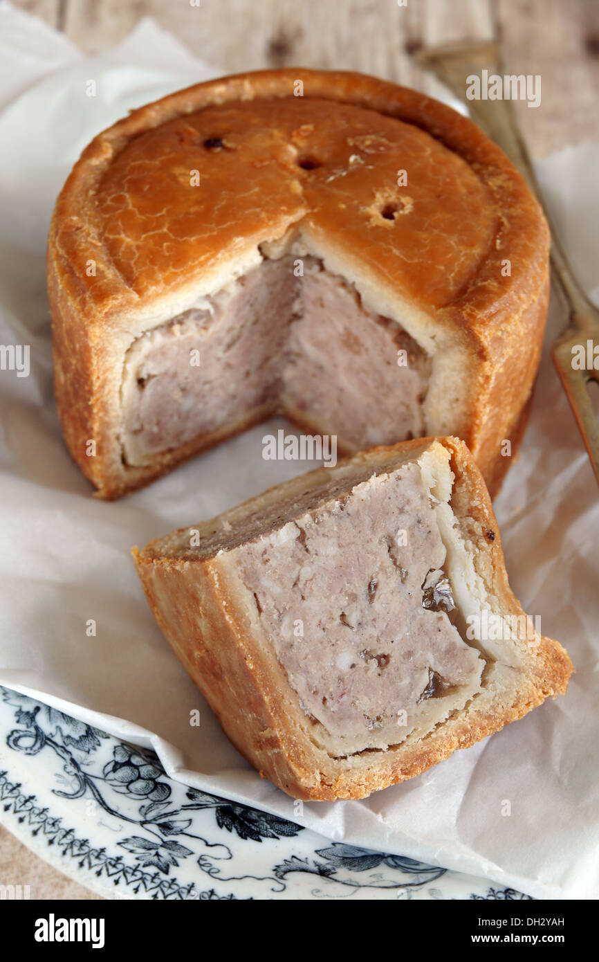 Traditionellen Stil Pork Pie selektiven Fokus auf Torte Keil Stockfoto