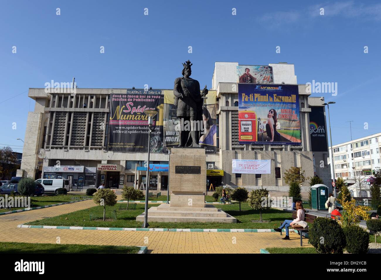 Pitesti, Rumänien. 21. Oktober 2013. Die Stadt Zentrum der Mircea Cel Batran am Wiener Rathausplatz mit dem Alexandru Davila Theater in Pitesti, Rumänien, 21. Oktober 2013. Foto: JENS KALAENE/Dpa/Alamy Live News Stockfoto