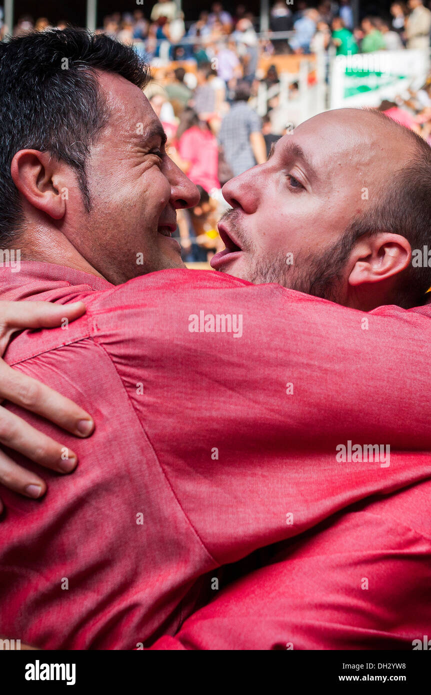 Einen großen Erfolg feiern. Colla Vella Xiquets de Valls. Stierkampfarena. Tarragona, Katalonien, Spanien Stockfoto