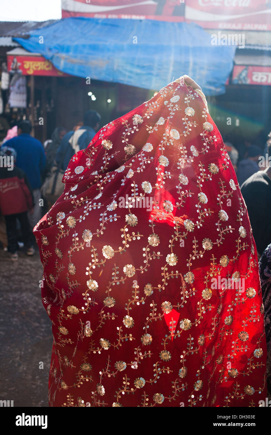 Frau mit Kopf rot Saree bei Haridwar Uttarakhand Indien Asien Stockfoto