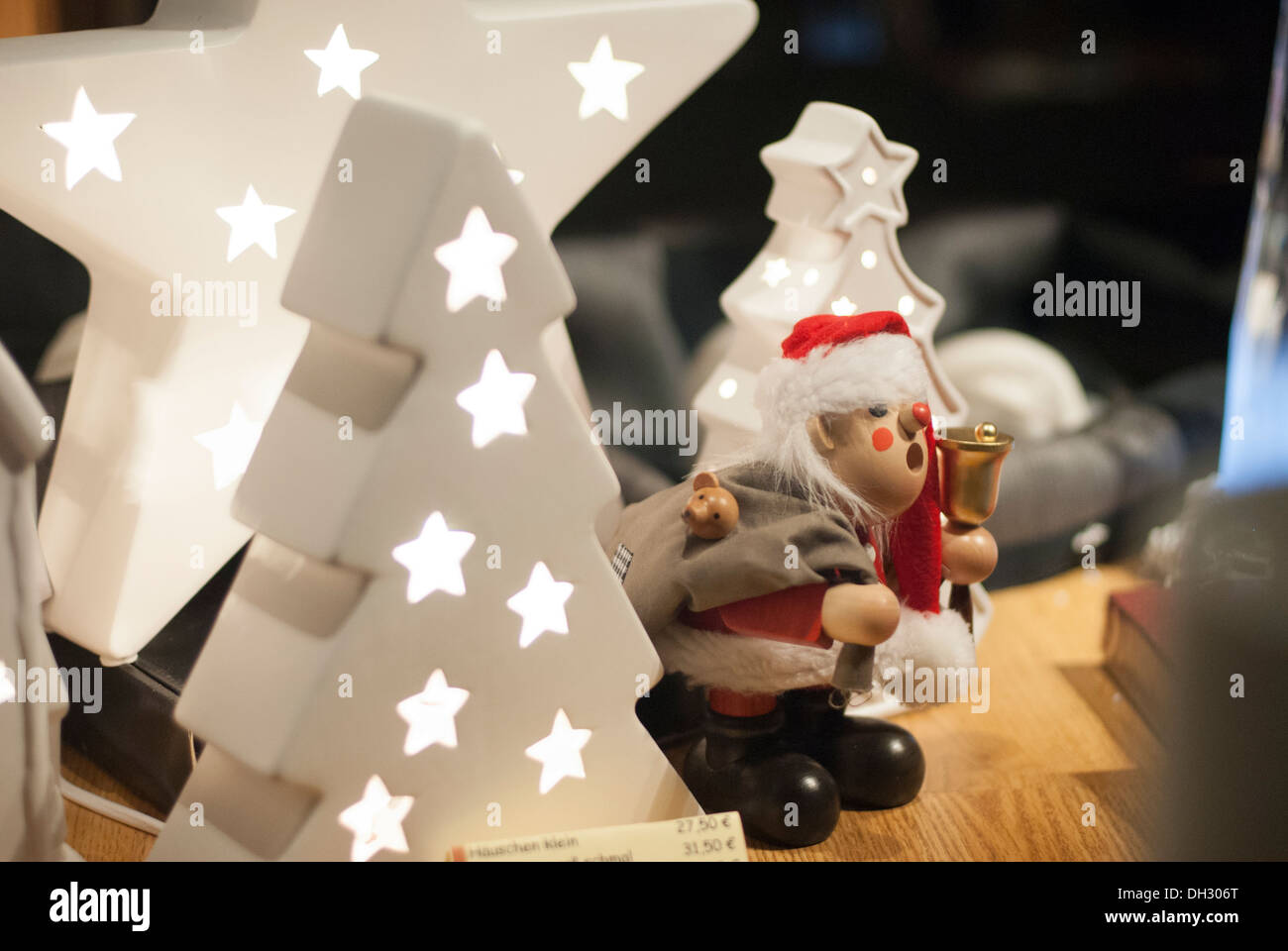 Weihnachts-Dekorationen auf den Verkauf in einem Schaufenster anzeigen Stockfoto