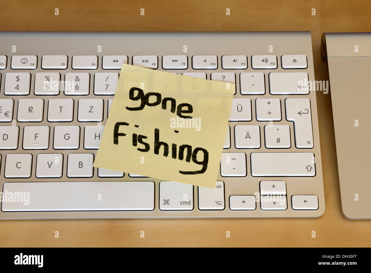 "Gone Fishing" Hinweis auf Computer-Tastatur Stockfoto