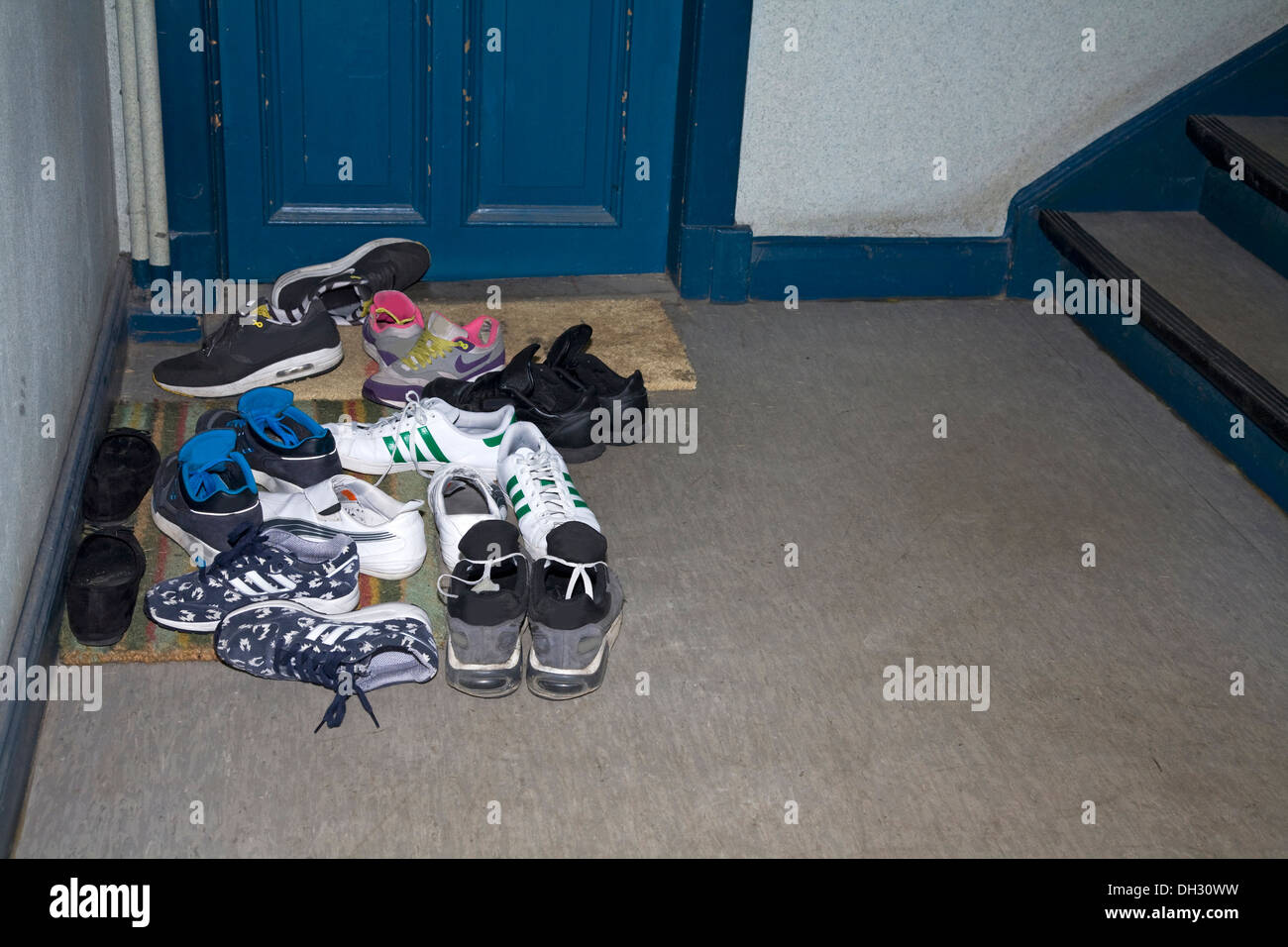 Schuhe im Treppenhaus Stockfotografie - Alamy