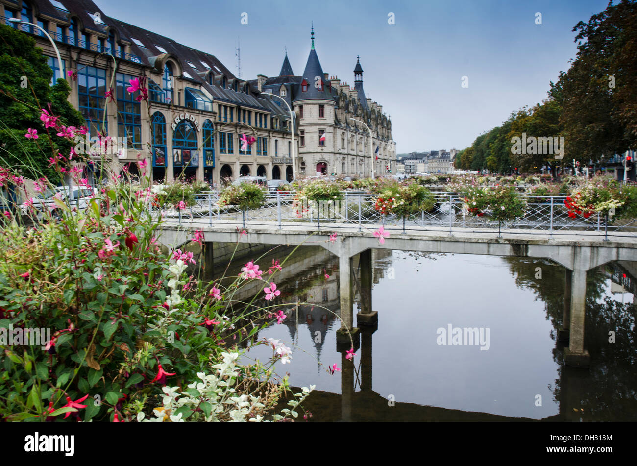 Blume zeigt auf den Brücken über den Fluss Odet in Quimper, Bretagne, Frankreich Stockfoto