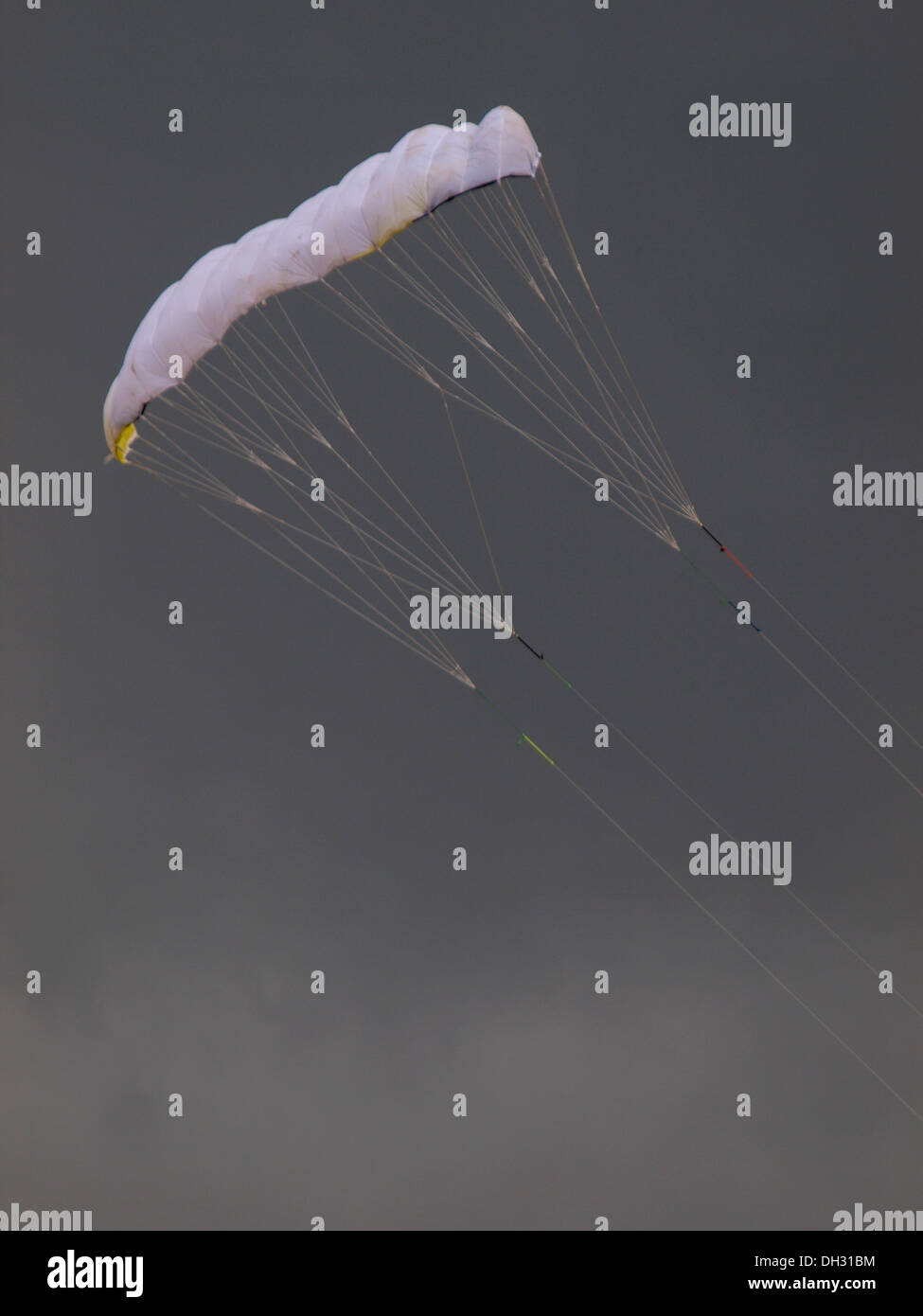 White-Power-Kite an einem grauen Tag, Cornwall, UK Stockfoto