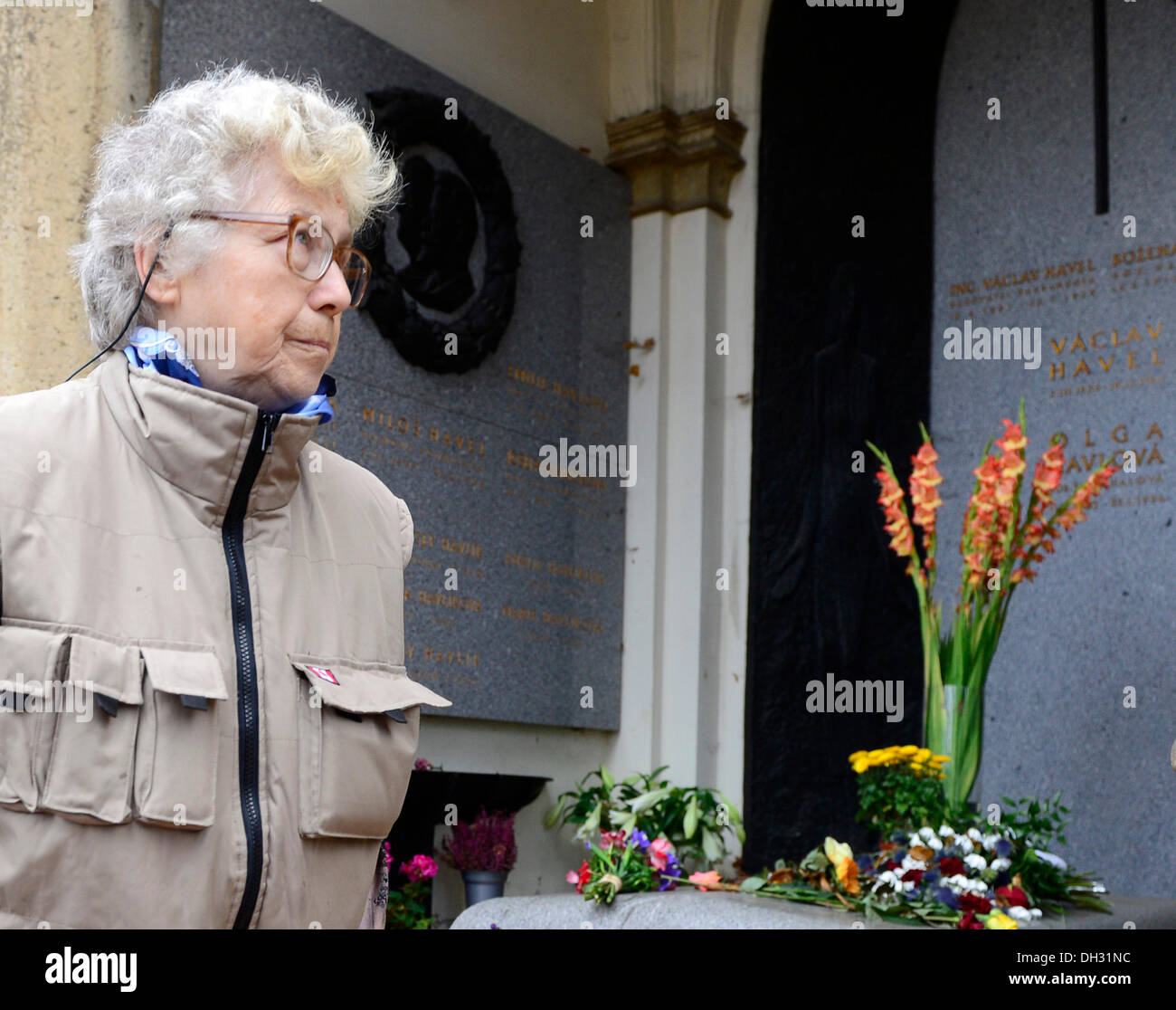 Prag, Tschechische Republik. 28. Oktober 2013. Russische Dichterin und Übersetzerin Natalya Gorbanevskaya gibt Blumen auf das Grab des ehemaligen tschechischen Präsidenten Vaclav Havel auf dem Friedhof Vinohrady in Prag, Tschechische Republik, 28. Oktober 2013. Sowjetische Dissidenten Natalya Gorbanevskaya war einer der acht Demonstranten auf dem Roten Platz in Moskau am 25. August 1968 gegen die sowjetische Invasion der Tschechoslowakei zu demonstrieren. © Roman Vondrous/CTK Foto/Alamy Live-Nachrichten Stockfoto