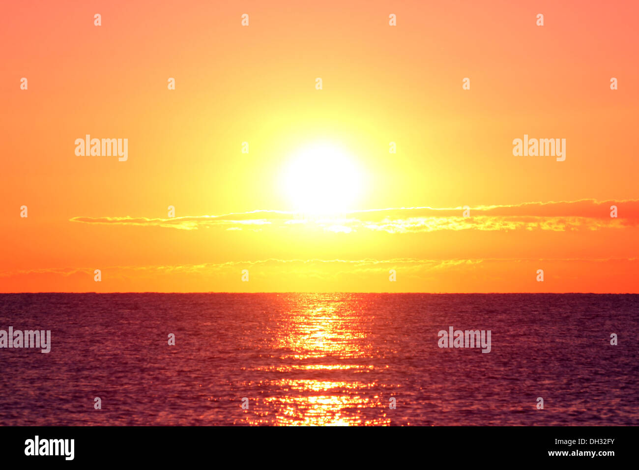 malerischen Sonnenaufgang im Meer Stockfoto