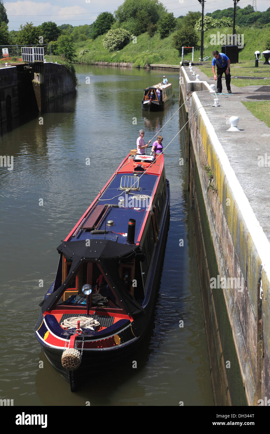Ein Schleusenwärter helfen Segler Saltersford sperrt Nr. 3 auf dem Fluss Weaver in Barnton, Cheshire Stockfoto