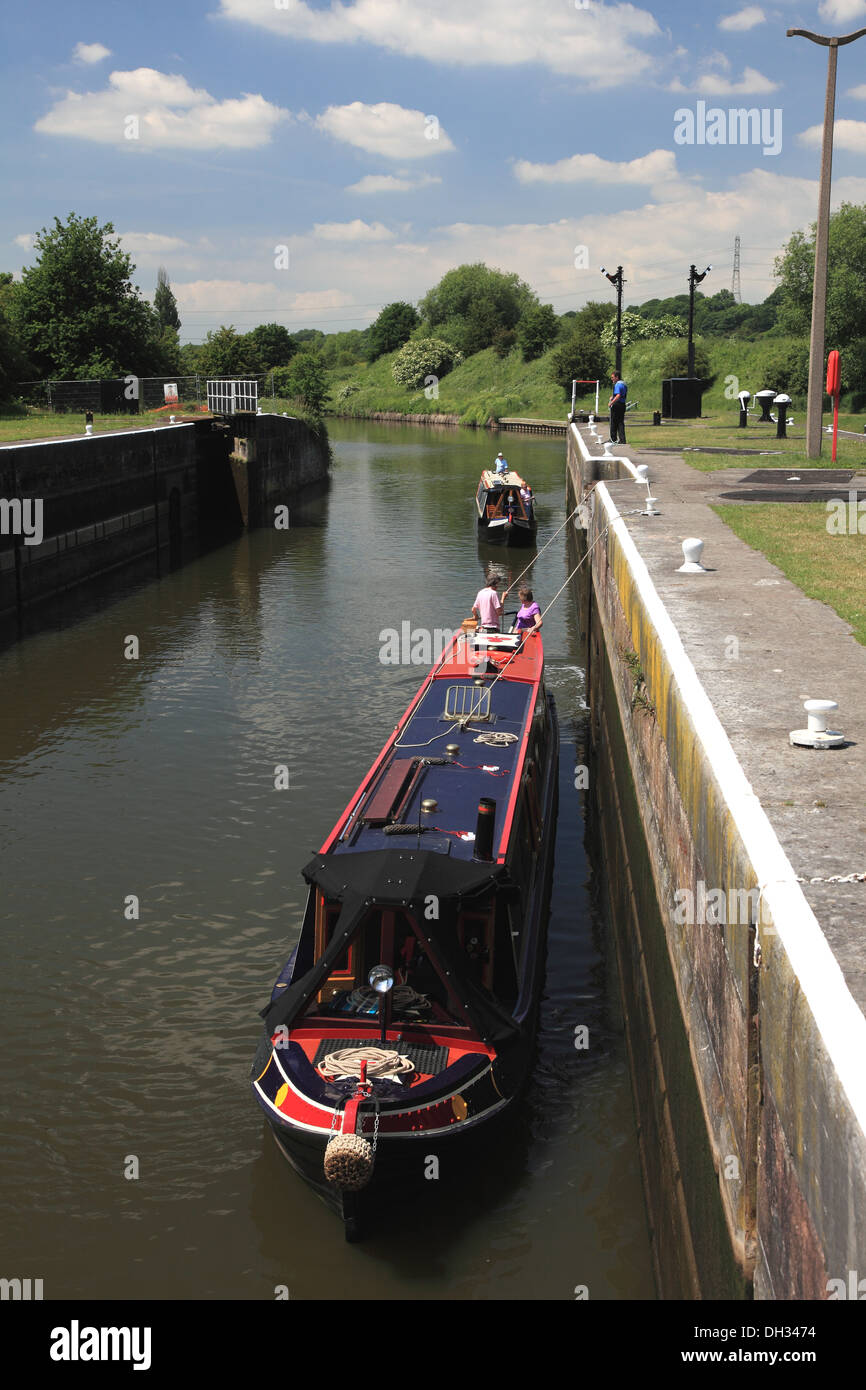 Ein Schleusenwärter helfen Segler Saltersford sperrt Nr. 3 auf dem Fluss Weaver in Barnton, Cheshire Stockfoto