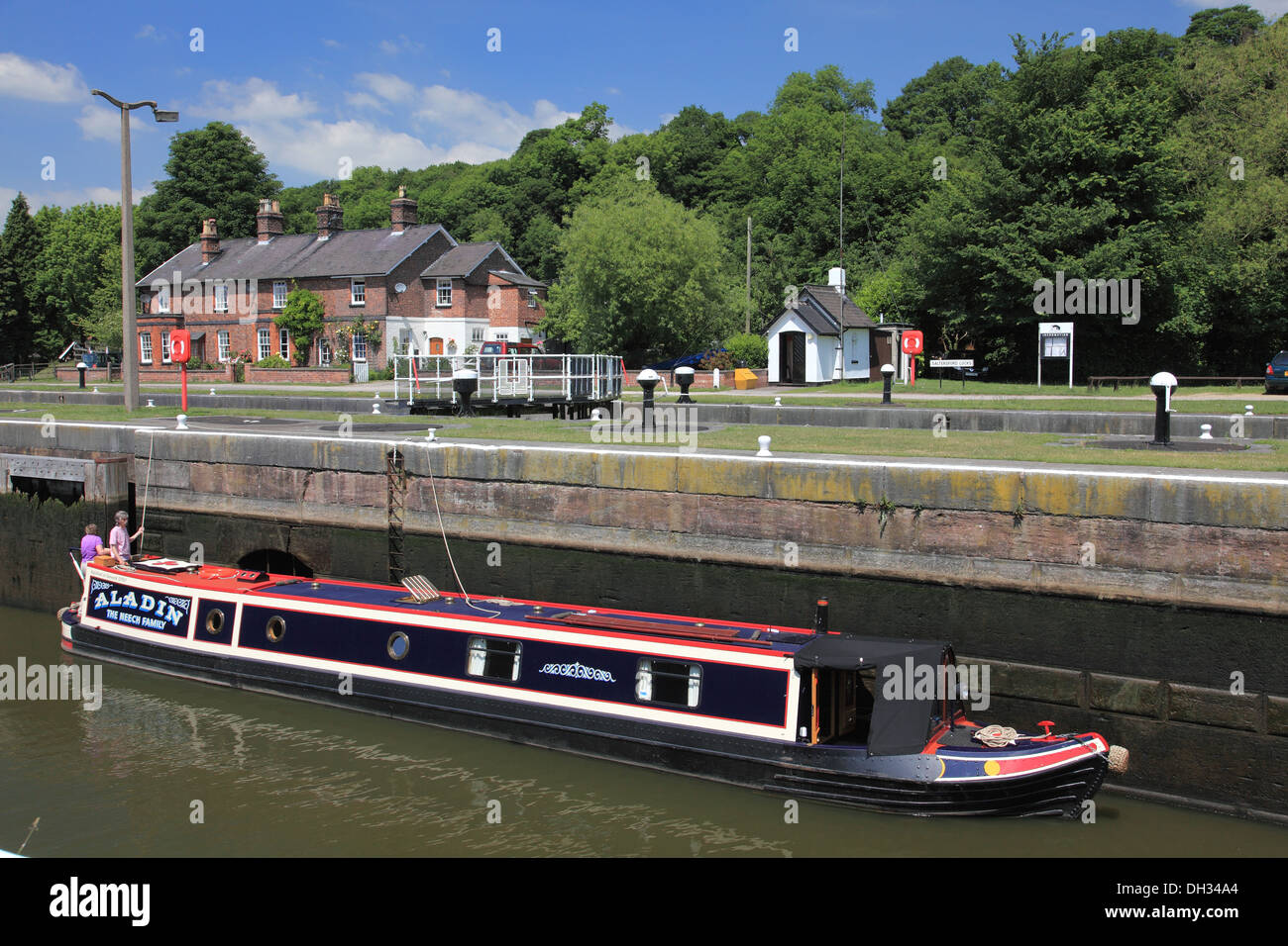 Ein Schleusenwärter helfen Segler Saltersford sperrt Nr. 3 auf dem Fluss Weaver in Barnton, Cheshire Stockfoto