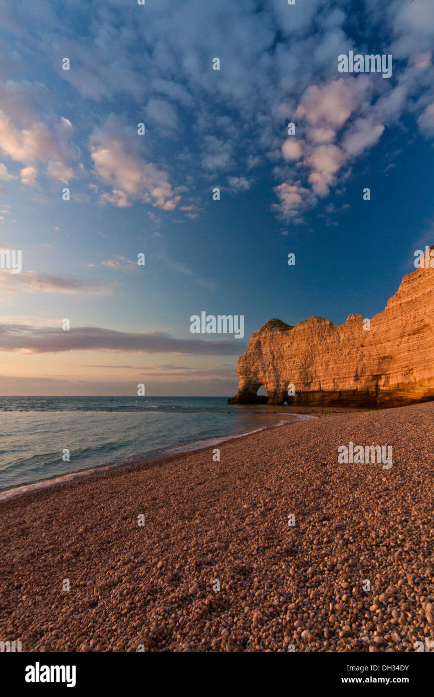 Küste von Etretat und die Porte d'Amont Stockfoto