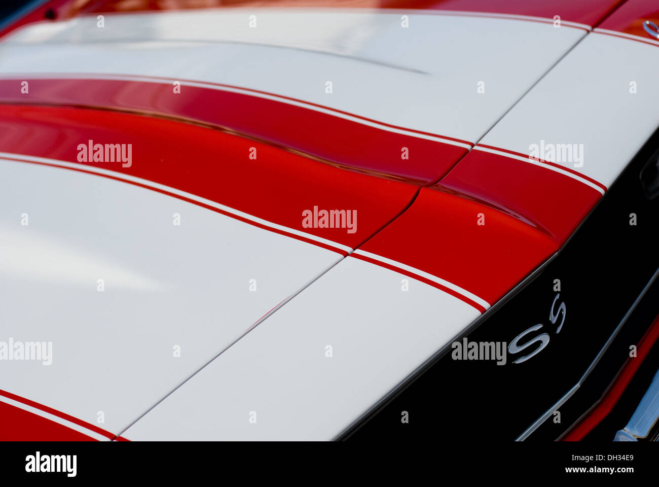 Die Haube von einem roten Chevy Super Sport Camaro mit weißen Rennstreifen. Stockfoto