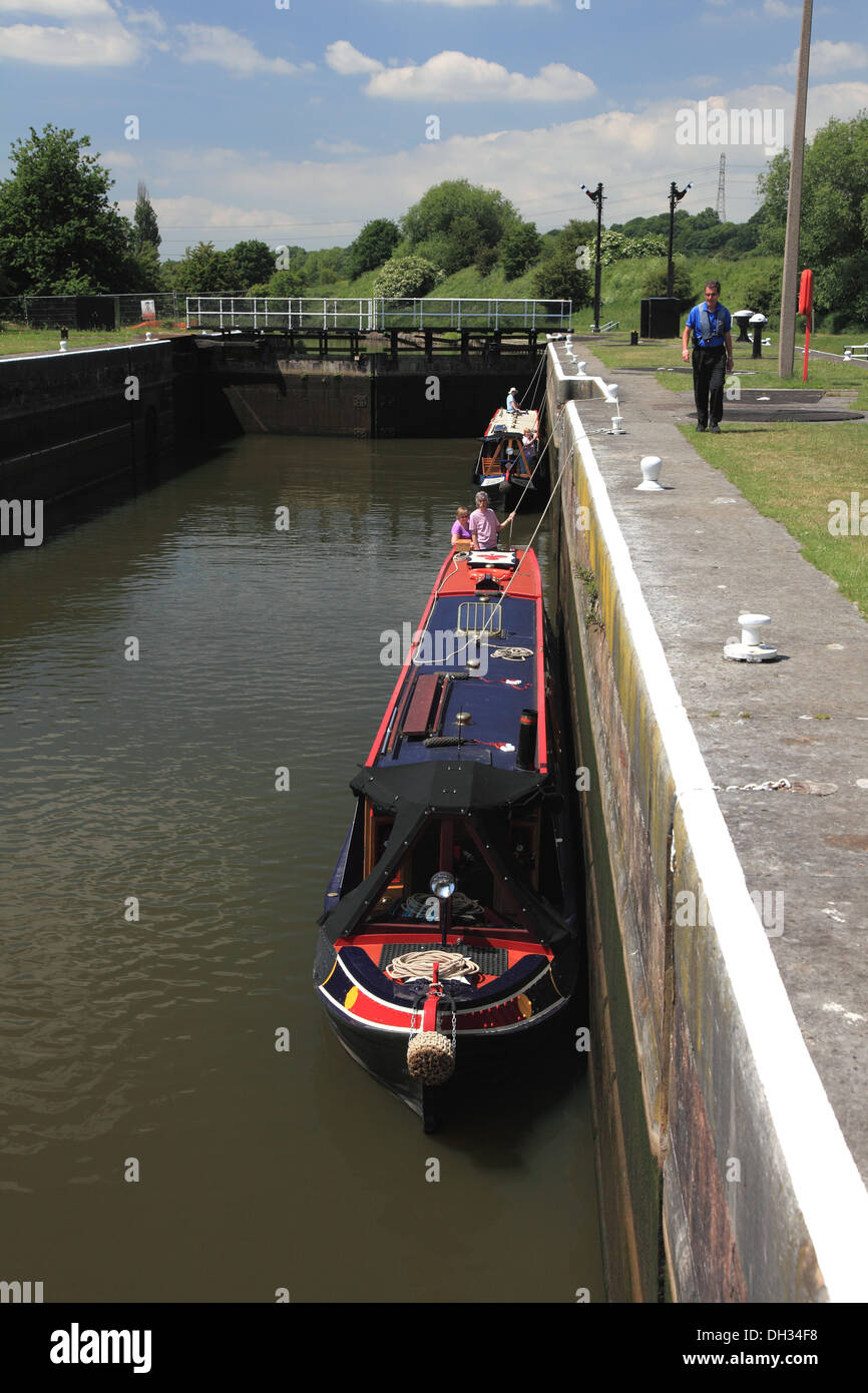 Ein Schleusenwärter helfen Segler Saltersford sperrt Nr. 3 auf dem Fluss Weaver in Barnton, Cheshire Stockfoto