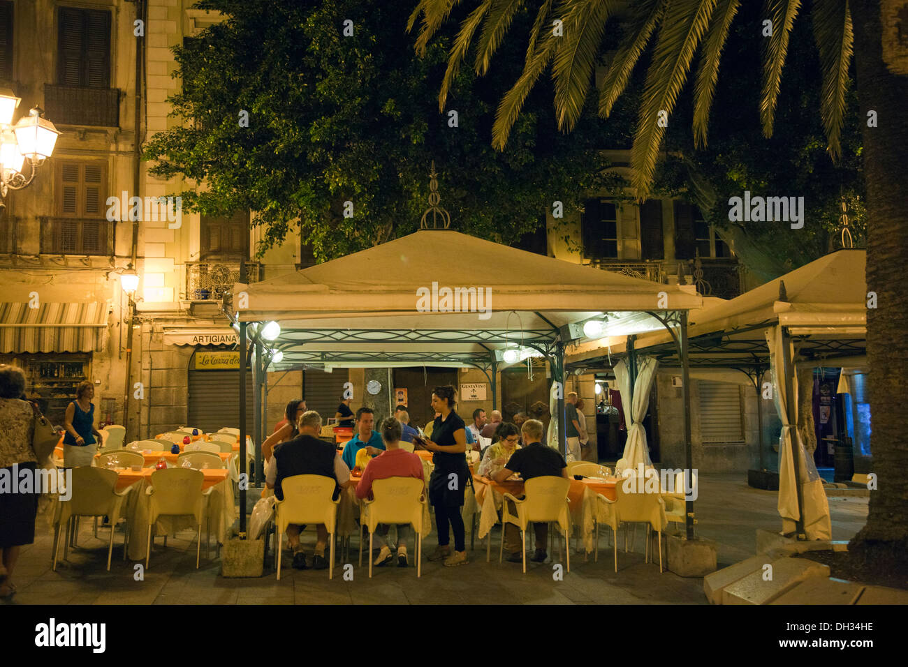Piazza Yenne Restaurants in der Nacht in Cagliari - Sardinien Stockfoto