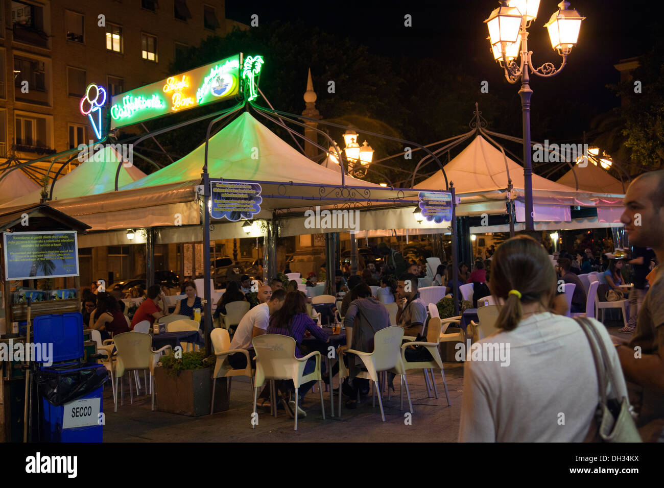 Piazza Yenne nachts in Cagliari - Sardinien Stockfoto