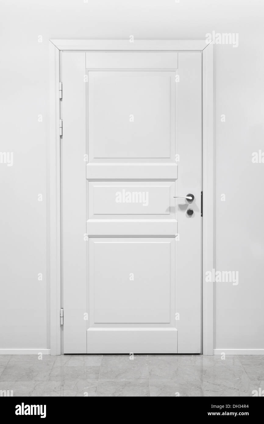 Klassische geschlossene Holztür in weiße Bürowand Stockfoto