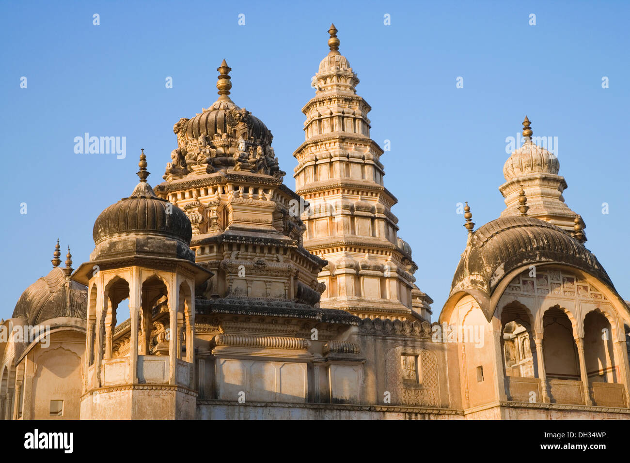 Niedrigen Winkel Blick auf einen Tempel, Rangji Tempel, Pushkar, Rajasthan, Indien Stockfoto