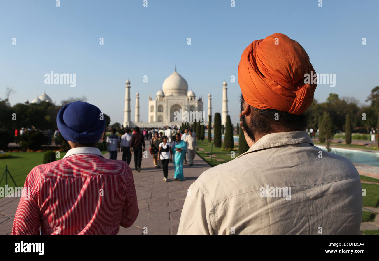 Sikh Touristen vor dem Taj Mahal, Agra, Uttar Pradesh, Indien, Asien Stockfoto