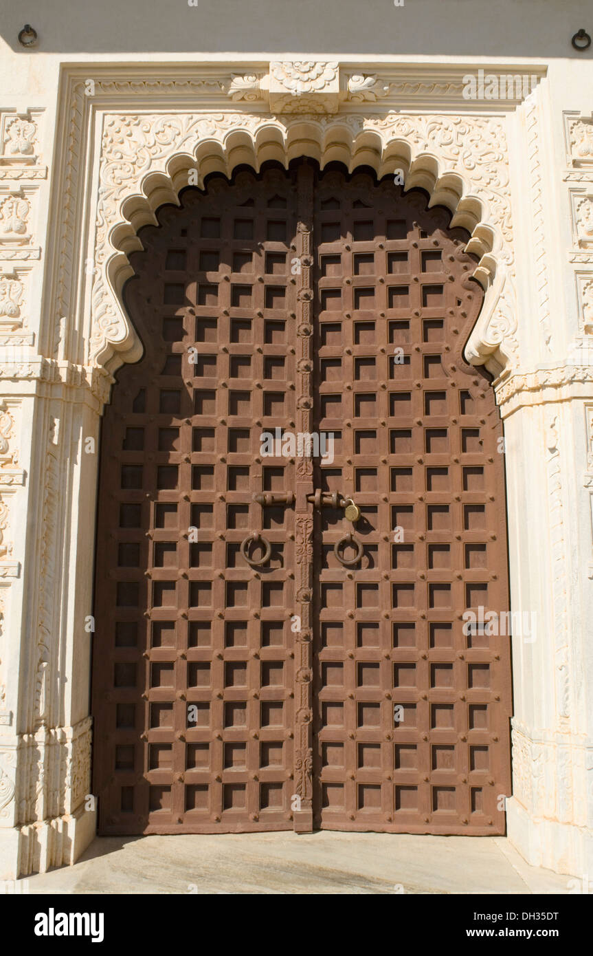 Holztür von einem Fort, Kumbhalgarh, Kelwada Garcias, Rajsamand Bezirk, Rajasthan, Indien Stockfoto
