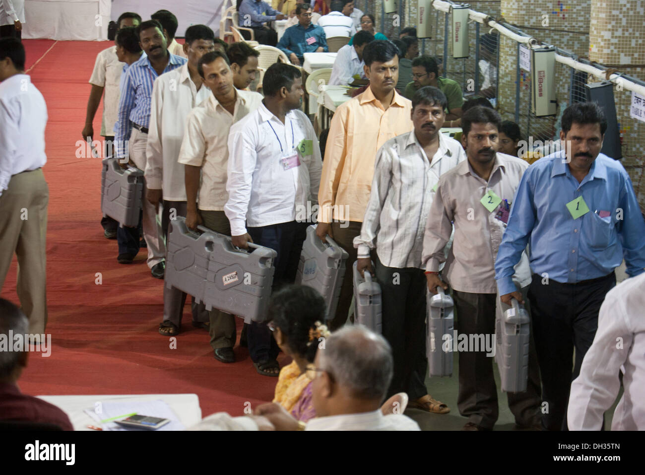 Wahlhelfer Pflicht mit elektronischen Wahlmaschinen bei zählen Zentren Mumbai Maharashtra Indien Asien Stockfoto