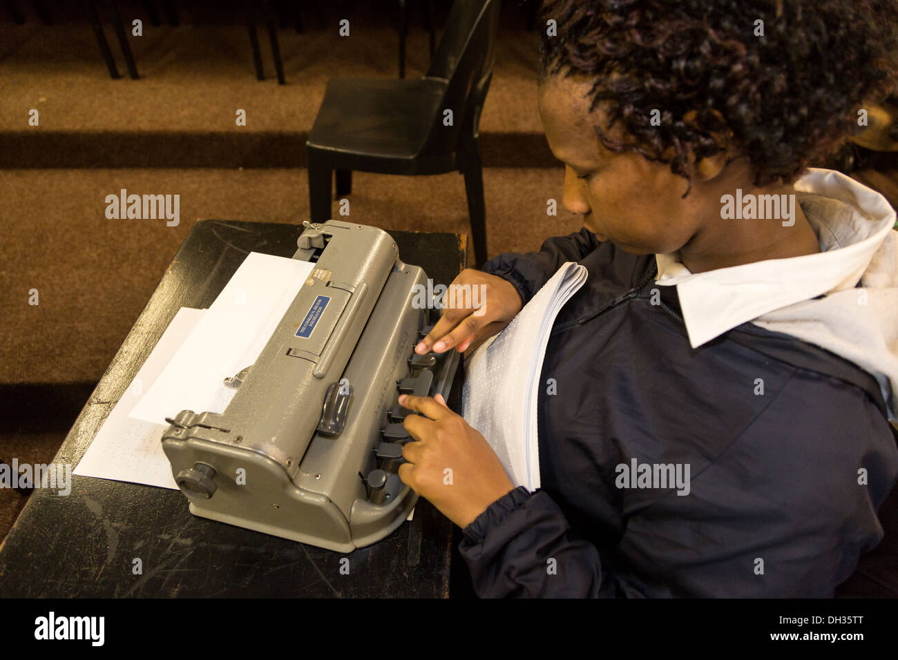 Südafrika, Cape Town. Junger Student auf einem Perkins Brailler tippen. Schule für Blinde in Athlone. Stockfoto