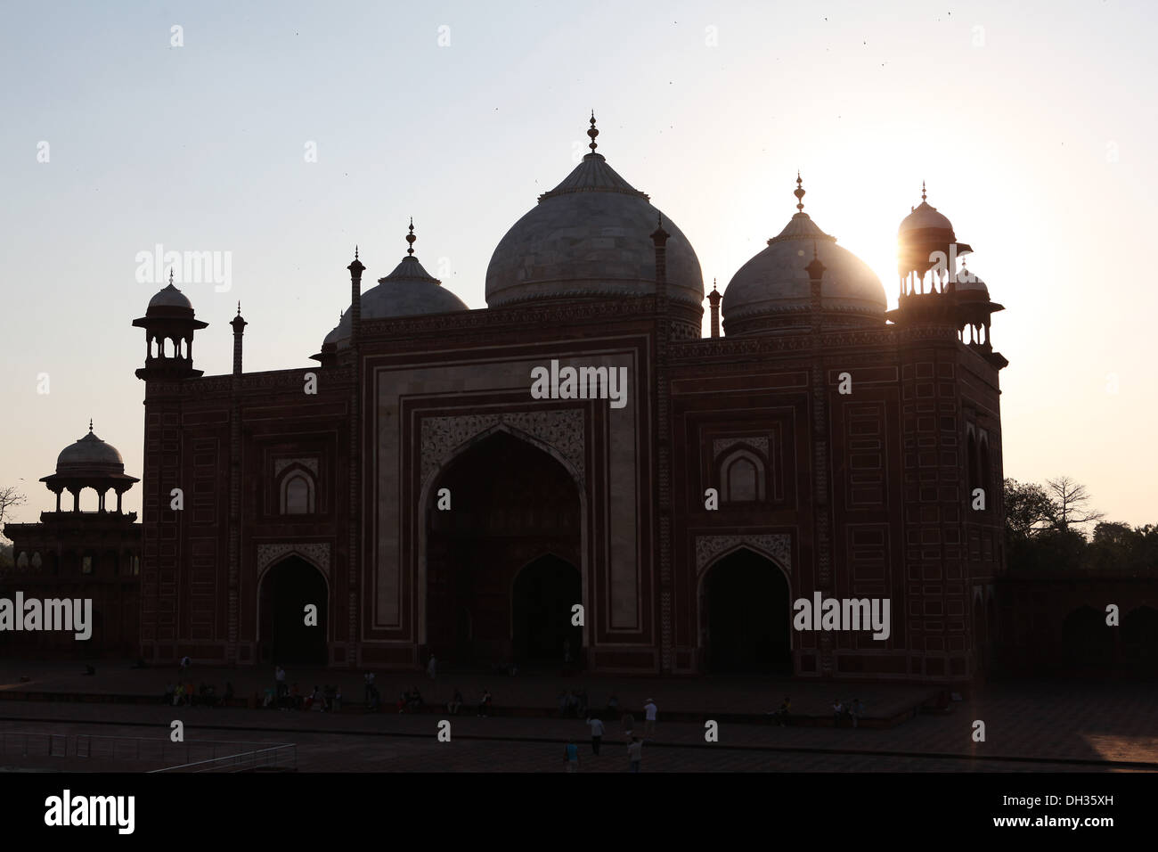 Moschee gegen Licht, Taj Mahal, Agra, Uttar Pradesh, Indien, Asien Stockfoto