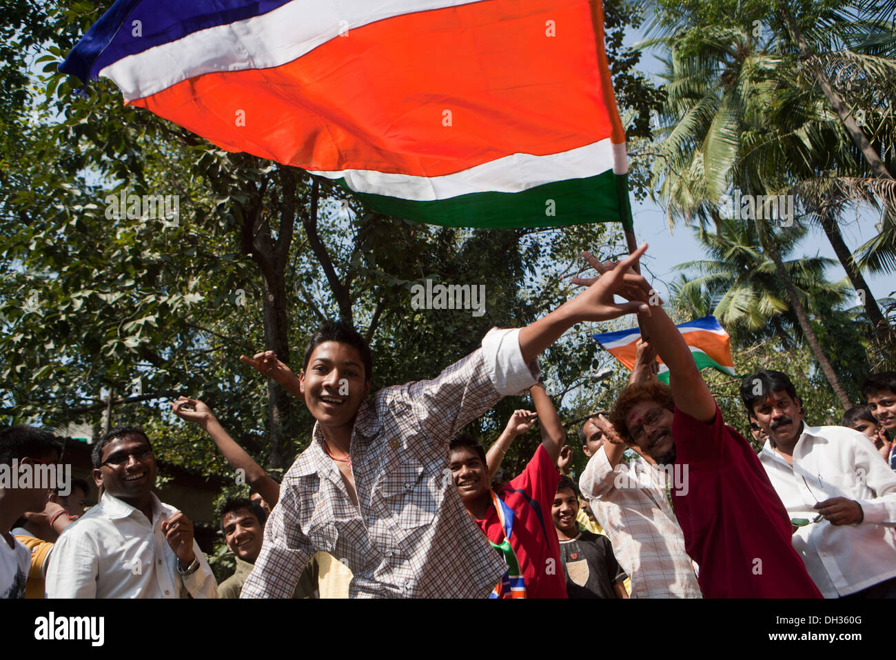 Männer Anhänger tanzen wehende MNS-Parteiflagge feiert den Sieg des Kandidaten Mumbai Maharashtra Indien Asien Indische Wahlen Stockfoto