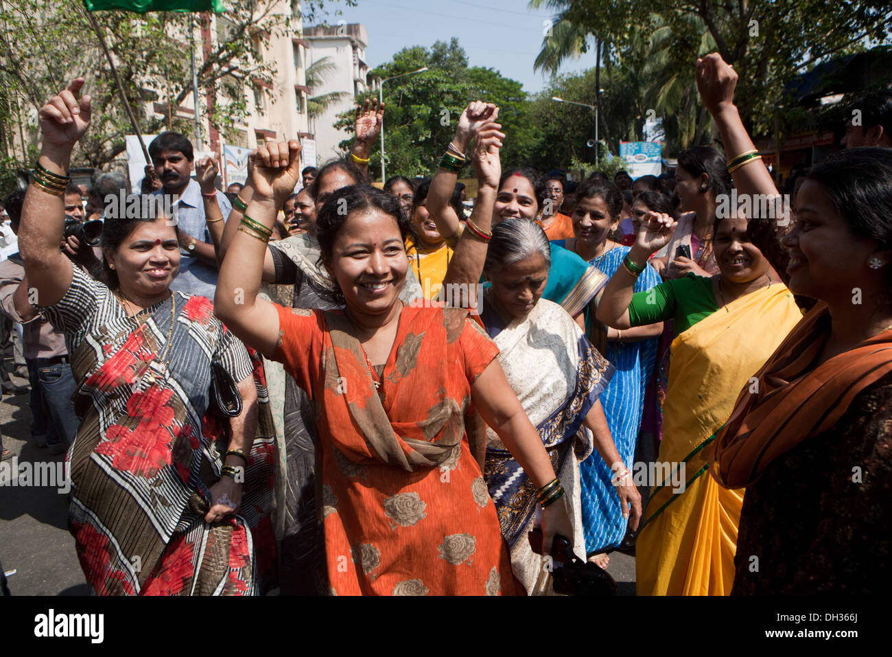 Frauen Fans feiert Wahlsieg der politischen Kandidaten Mumbai Maharashtra Indien Asien Stockfoto