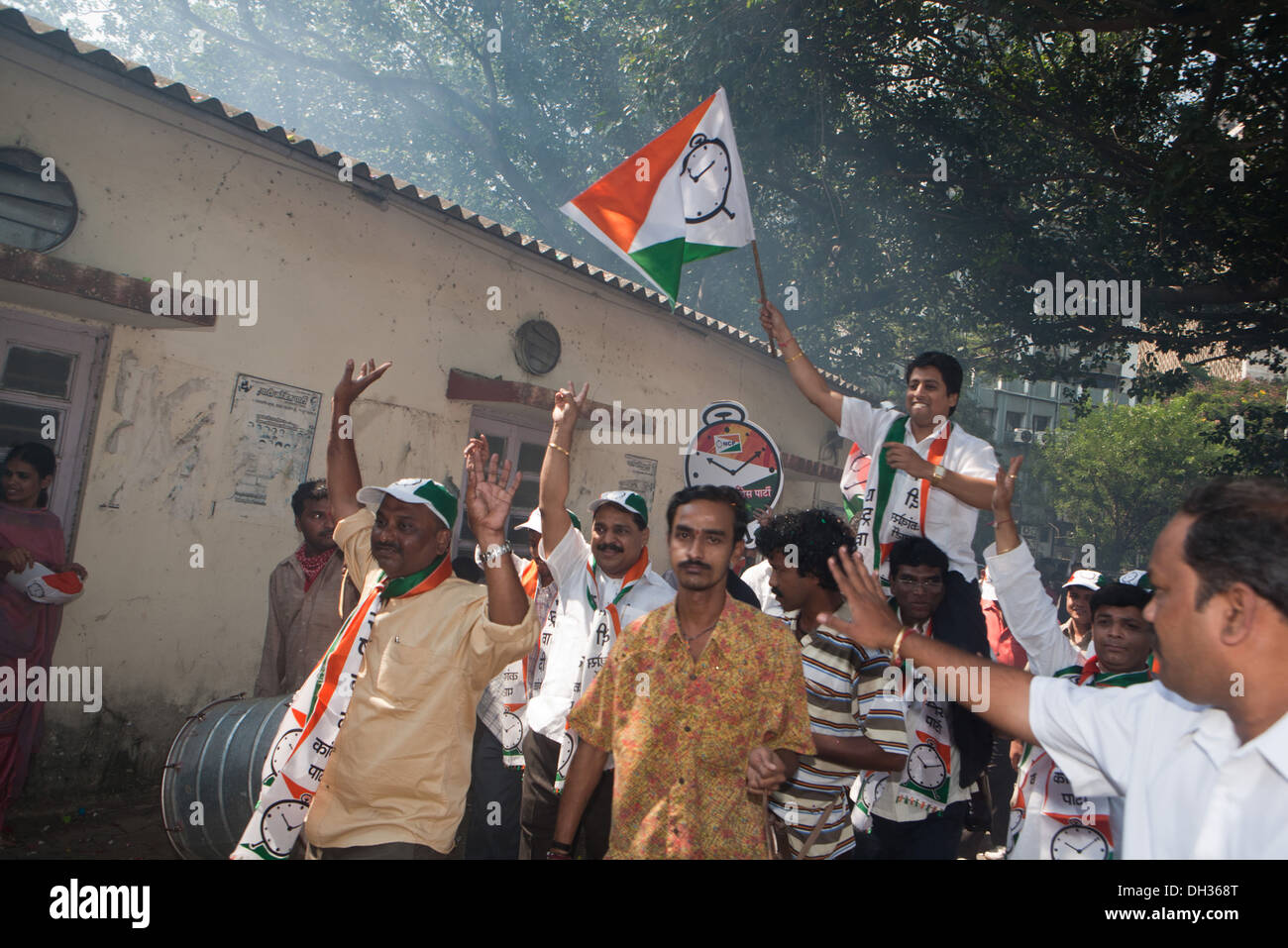 Männer-Fans tanzen feiert Wahlsieg der NCP politischen Kandidaten Mumbai Maharashtra Indien Asien Stockfoto