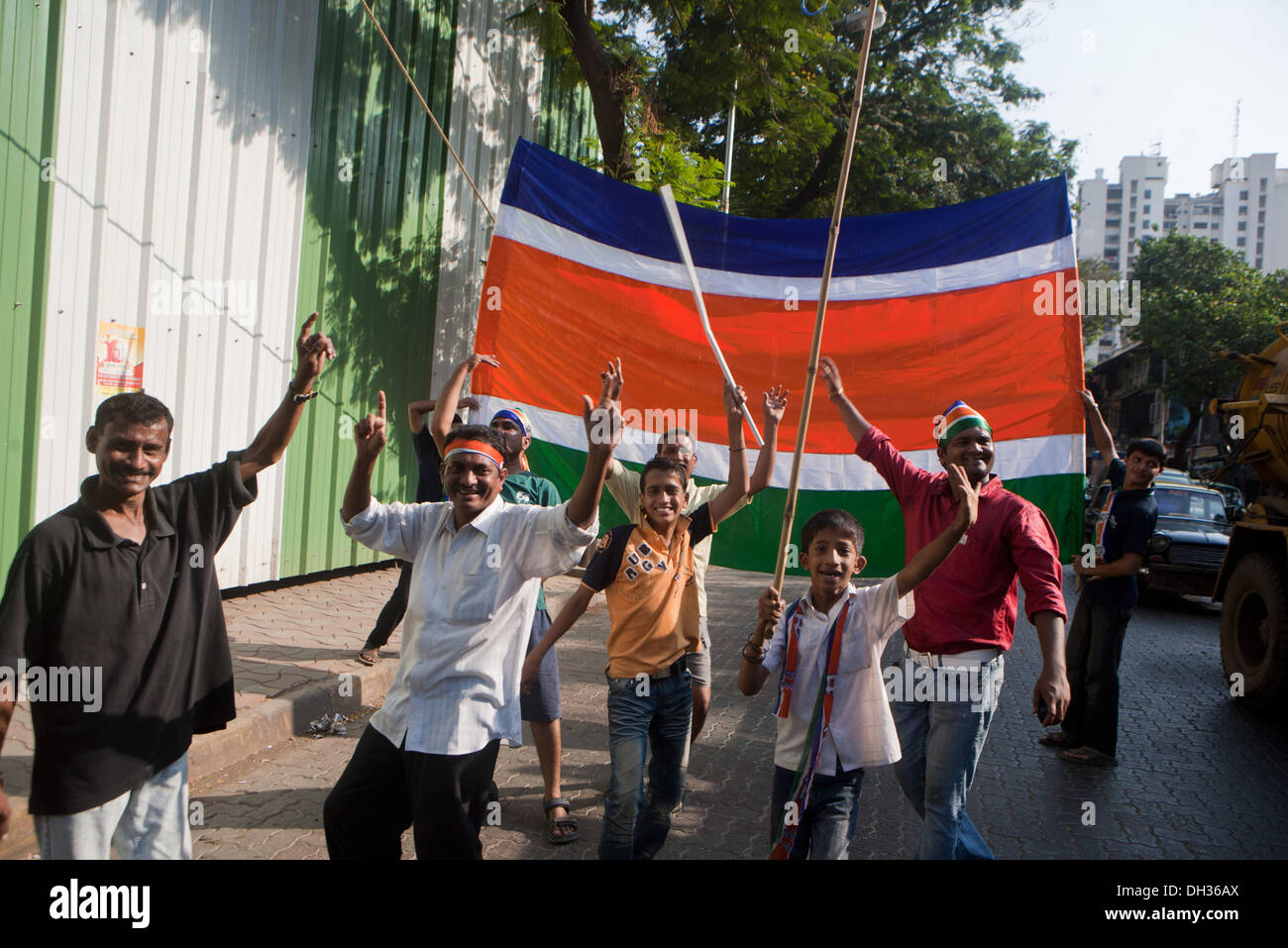 Fans feiern Wahlsieg der MNS Kandidat Mumbai Maharashtra Indien Asien Stockfoto