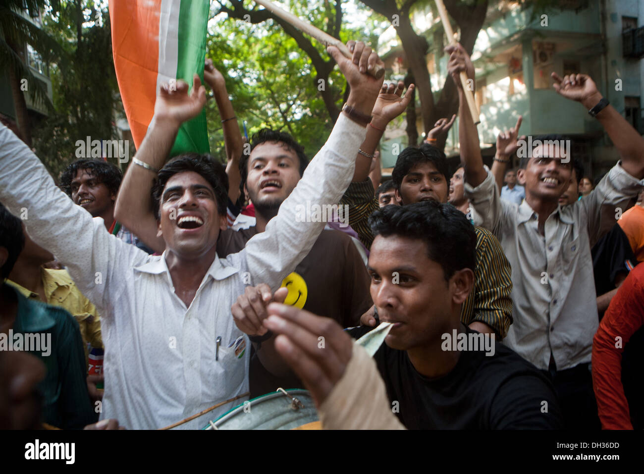 Männer-Fans feiert Wahlsieg der MNS politischen Kandidaten Mumbai Maharashtra Indien Asien Stockfoto