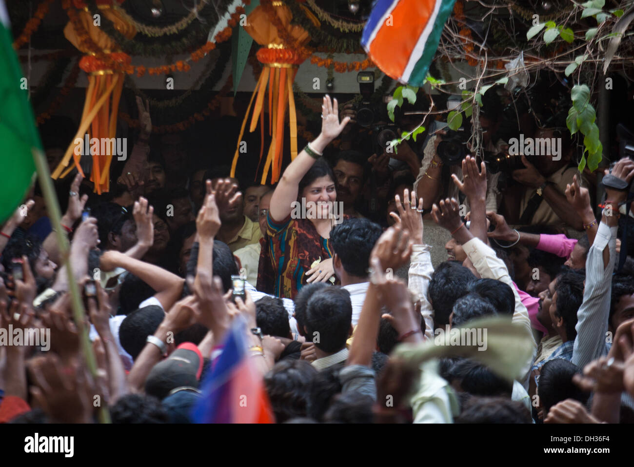 Sharmila Thackeray Ehefrau von Maharashtra Navnirman Sena Chief winken Unterstützer Mumbai Indien Asien Stockfoto