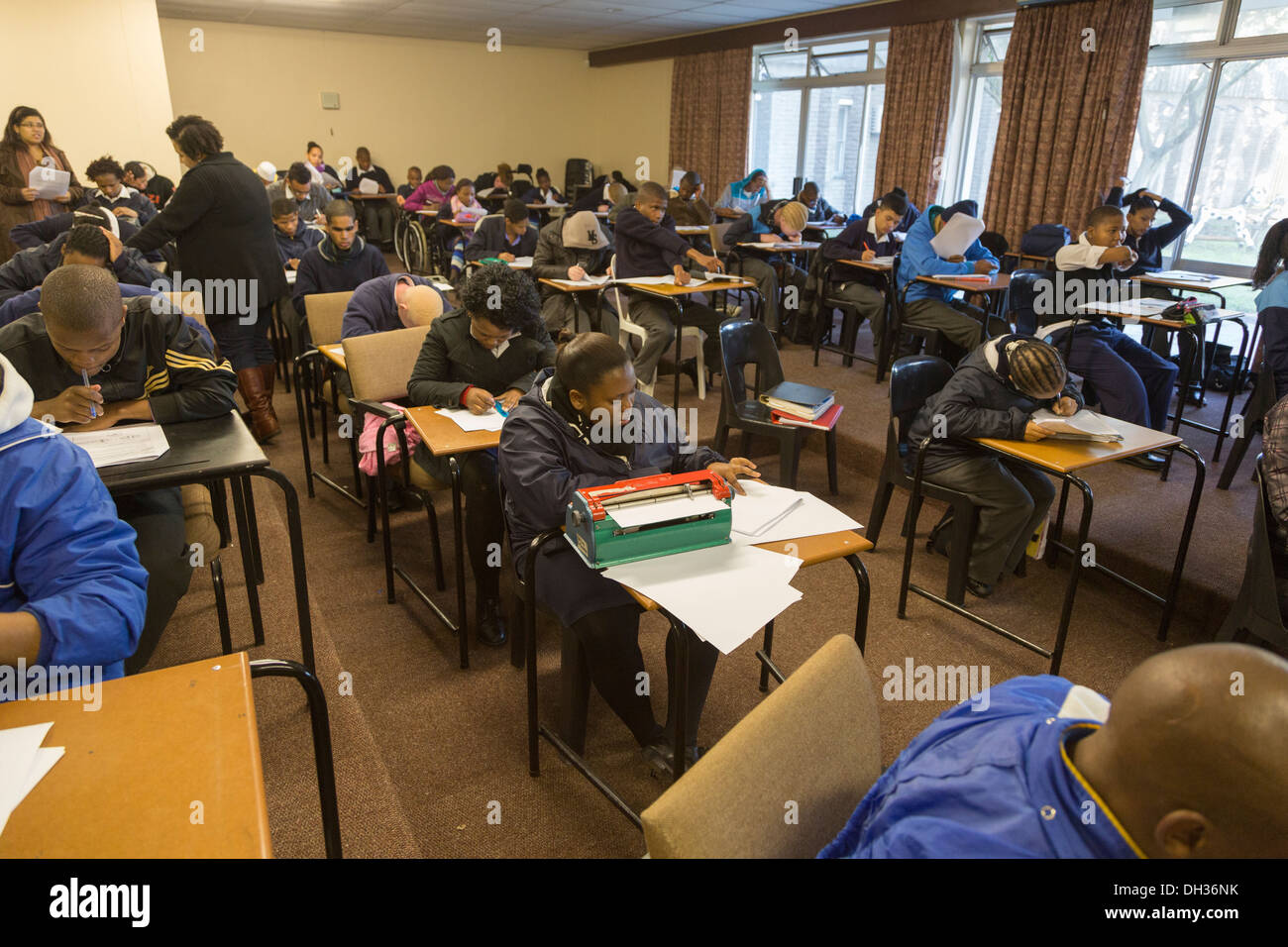 Südafrika, Cape Town. Blinde und sehbehinderte Studierende unter einem Test Athlone Schule für Blinde. Stockfoto