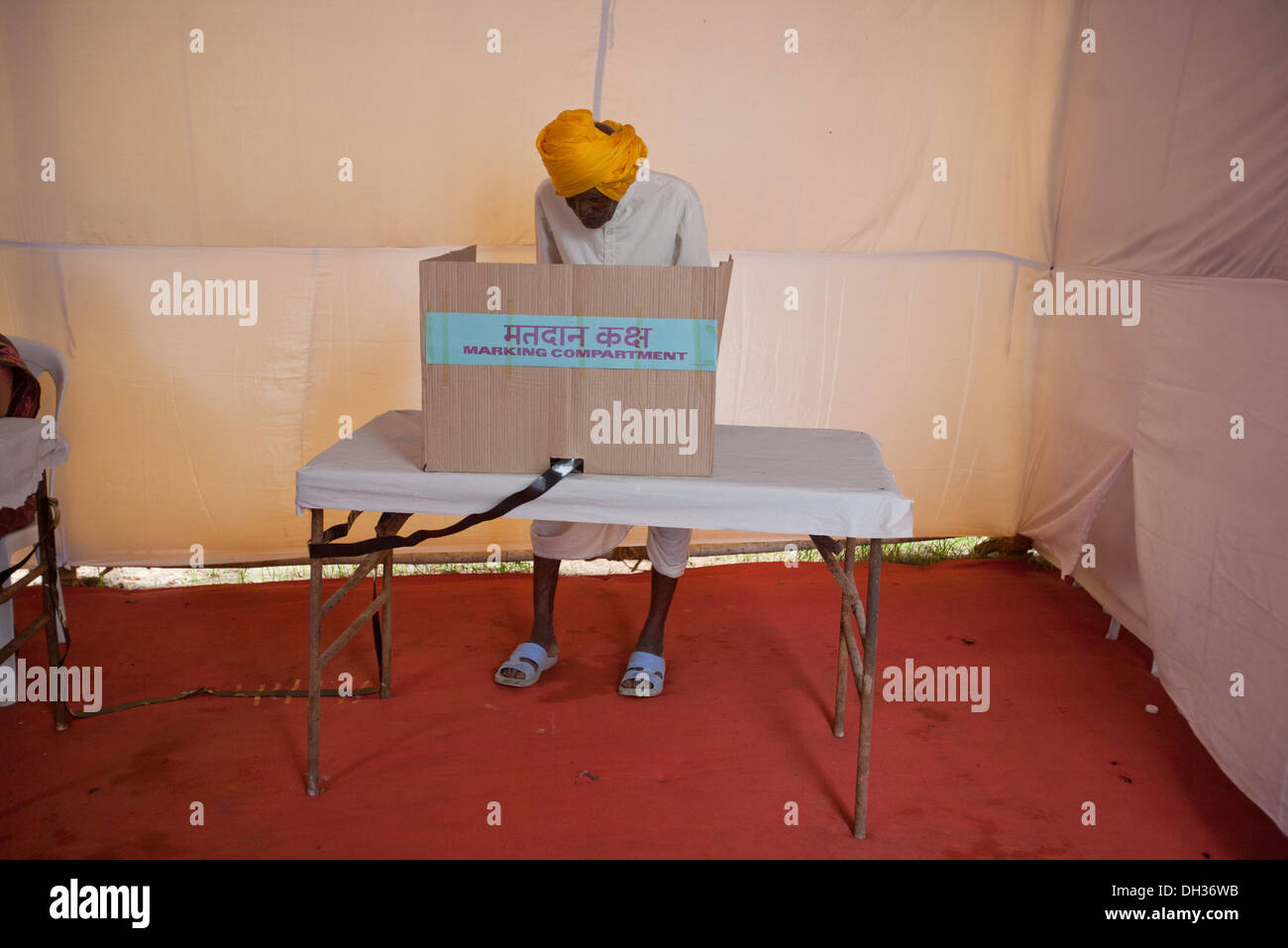 Indischer Mann Safran Turban Stimmabgabe in der Wahlkabine Mumbai Maharashtra Indien Asien Stockfoto