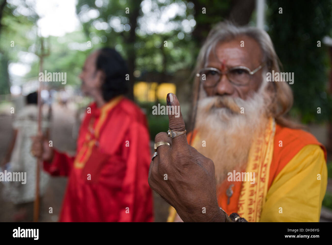 Indischen Sadhu zeigt Finger markiert nach der Abstimmung Mumbai Maharashtra Indien Asien Stockfoto