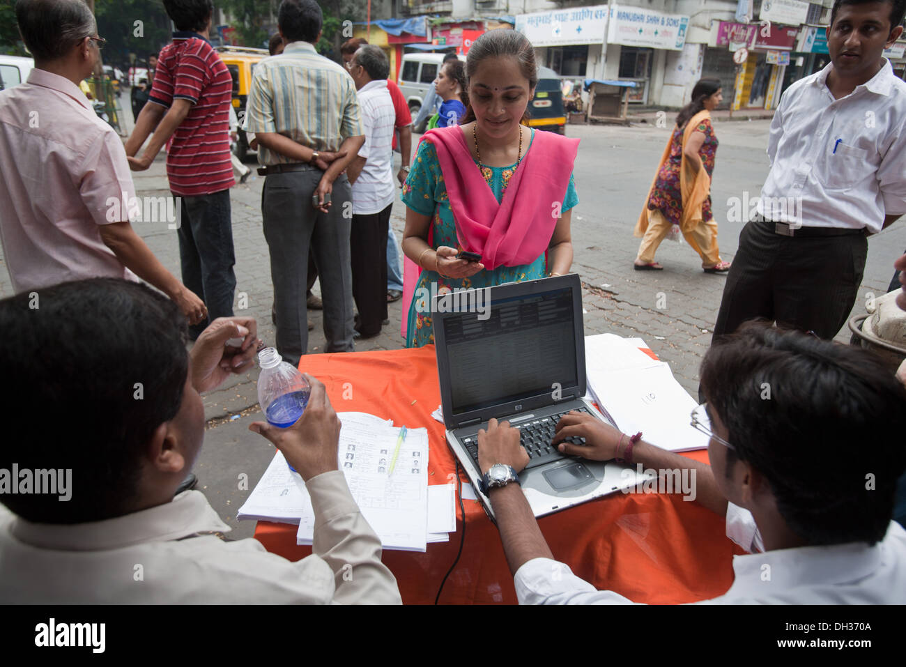 Indischen Wahlen Wähler überprüfen Sie Namen auf der Abstimmungsliste Mumbai Maharashtra Indien Asien Stockfoto