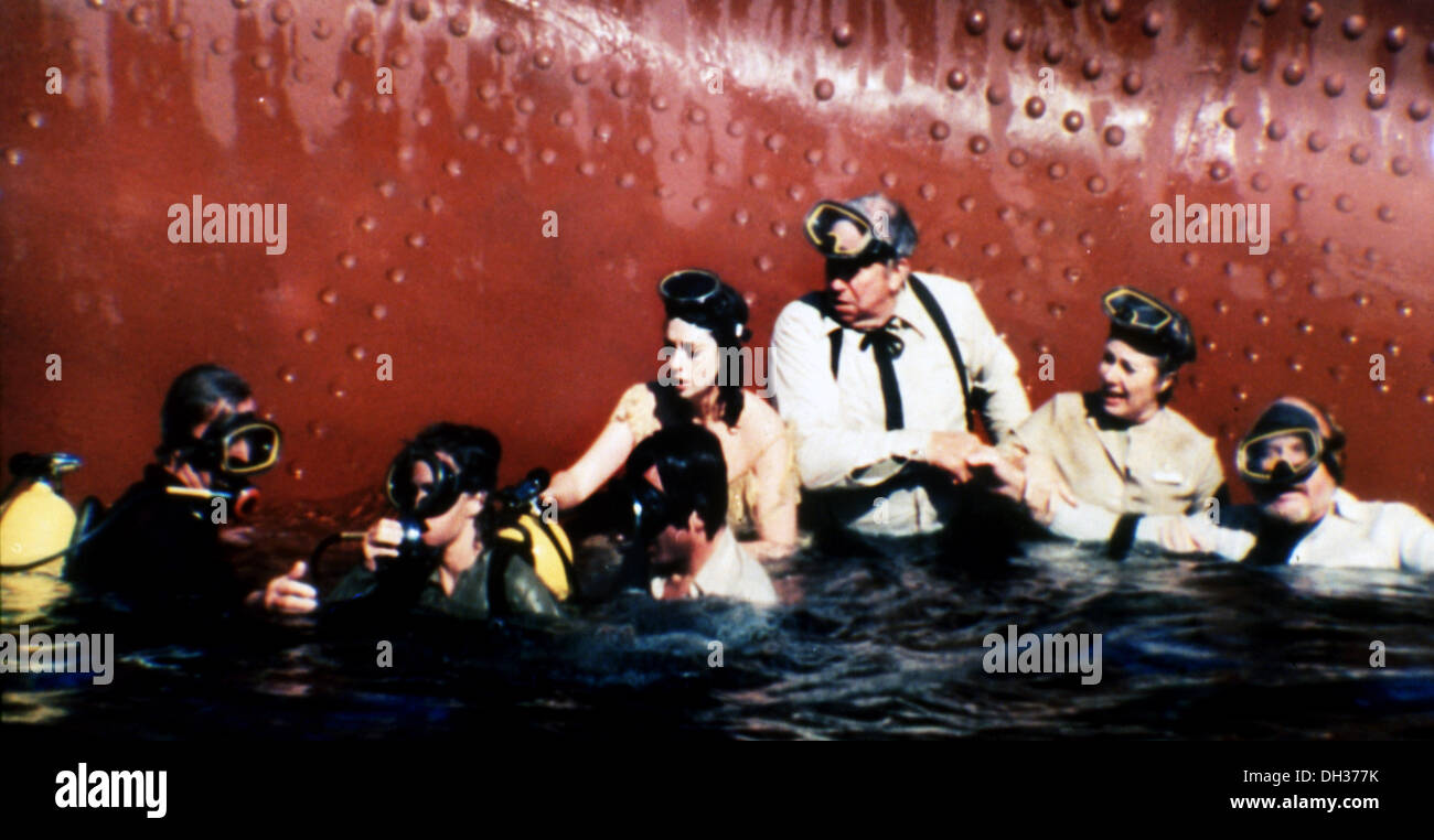 DARÜBER HINAUS DAS POSEIDON ABENTEUER 1979) MICHAEL CAINE, SALLY FIELD, MARK HARMON, ANGELA CARTWRIGHT, SLIM PICKENS, SHIRLEY KNIGHT, Stockfoto