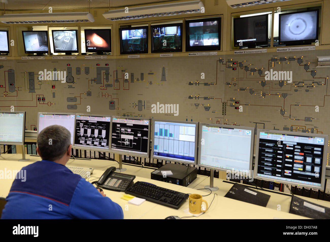 Munster Deutschland 30 Oktober 2013 Ein Mitarbeiter Der Gesellschaft Fur Die Entsorgung Von Chemikalien Und Militarischen Abfallen Geka Sitzt Im Kontrollraum Wahrend Ein Medienereignis In Munster 30 Oktober 2013 Die Geka Wurde