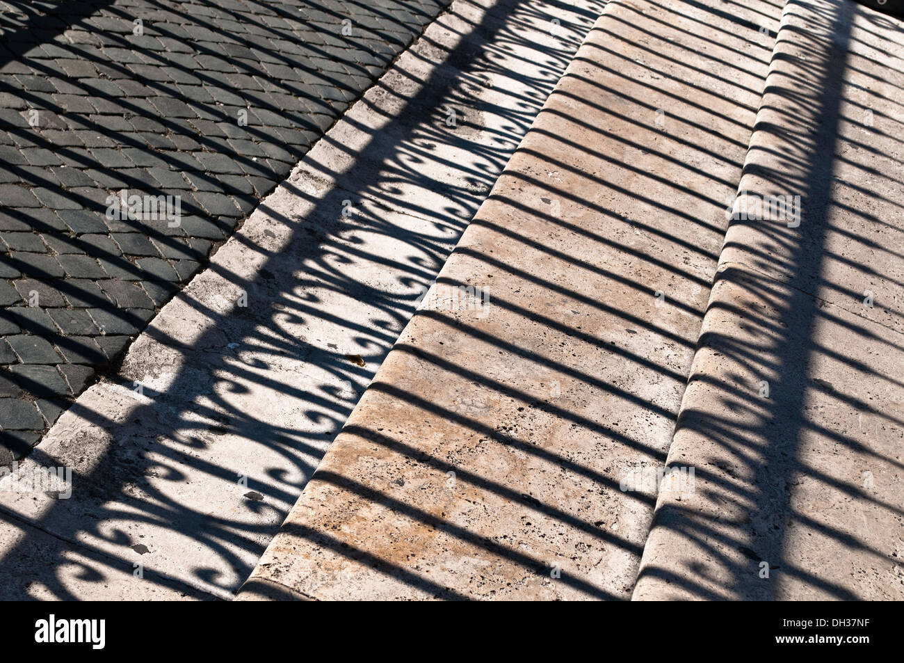 Schatten der Geländer der Basilica di Santa Maria Maggiore, Rom, Italien Stockfoto