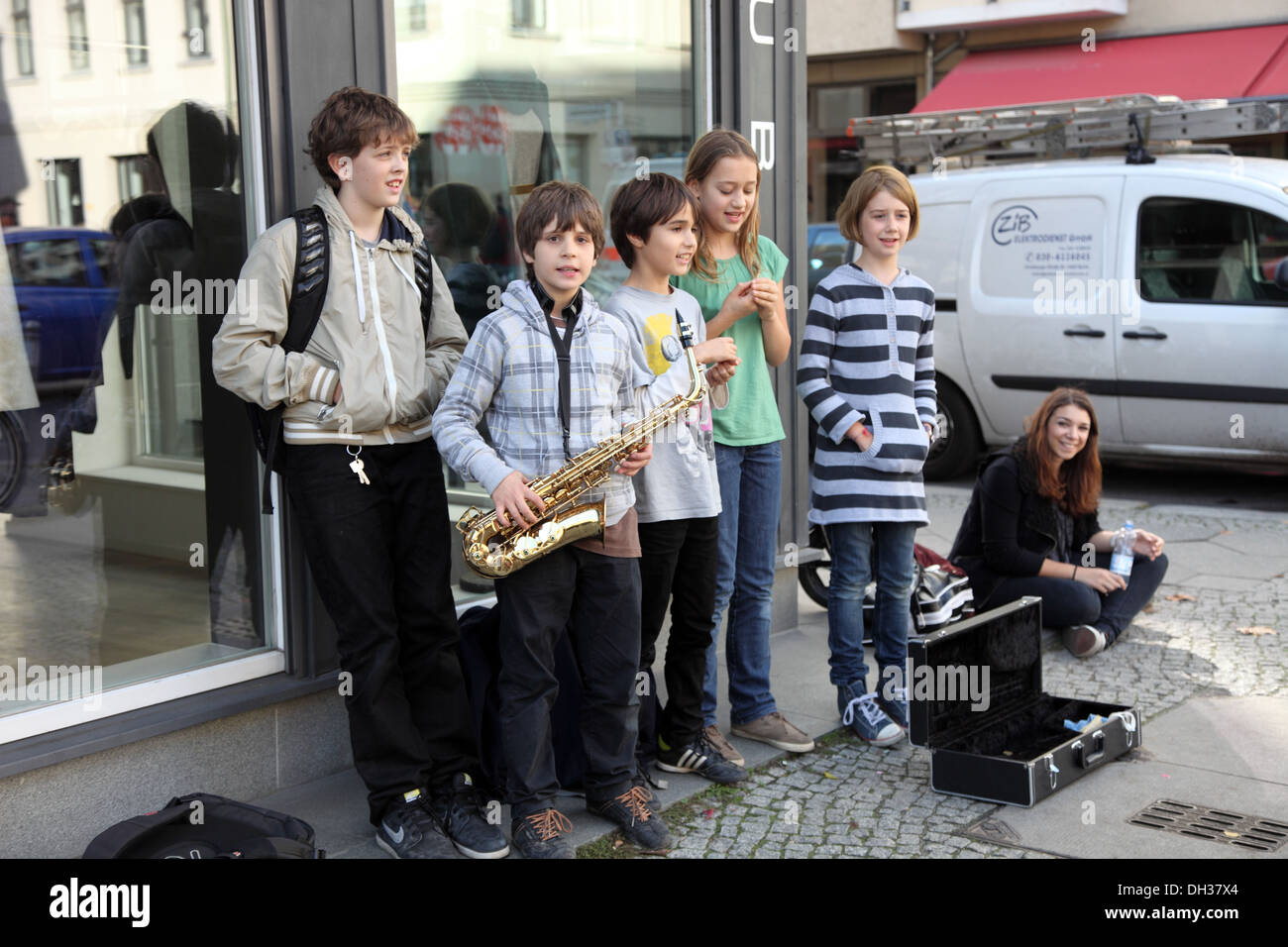 Kind Buskers in Hackescher Berlin Stockfoto